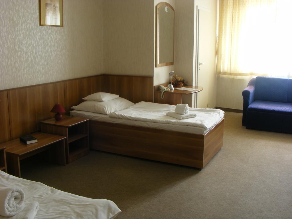 Hary Hotel Kecskemet Room photo